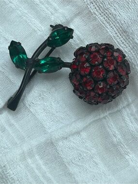 Vintage Warner crystal cherry brooch
🍒